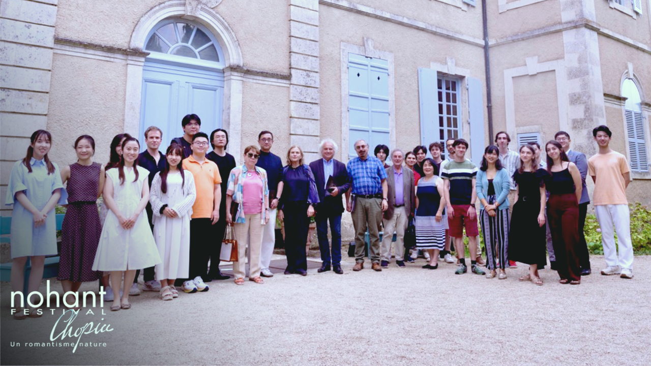 Photographie de groupe des candidats et du jury du concours à Nohant